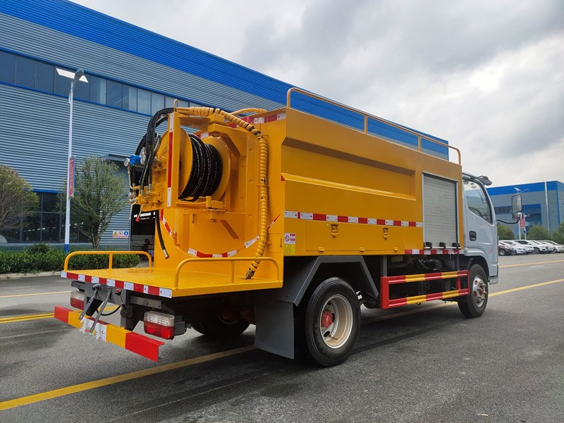 國(guó)六東風(fēng)小多利卡4.2方高壓清洗車(chē)